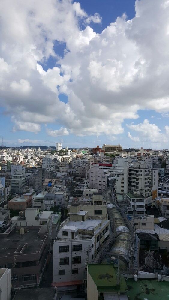 酒店房间俯视那霸市貌.这里的确是座小城市.走,出门逛逛去!