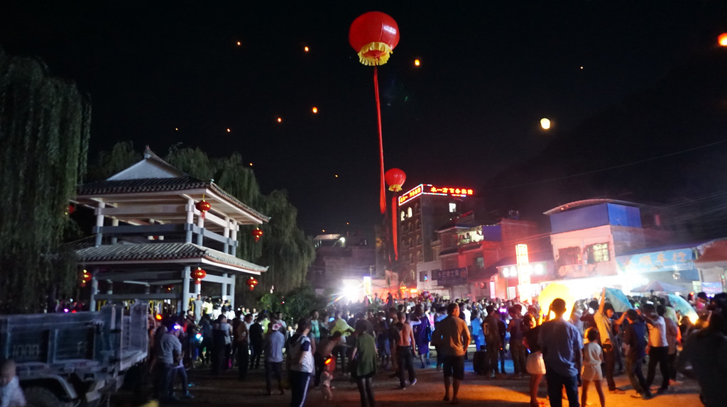 河灯节仪式有:祭灯开光,接灯护灯,开灯祭祀,抢灯祈福,民族山歌对唱