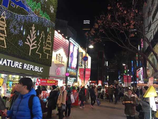 明洞的晚上很热闹