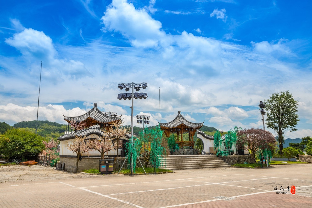 南尖岩 南尖岩景区要景观有: 天柱 峰,神坛峰,千丈岩,小 石林