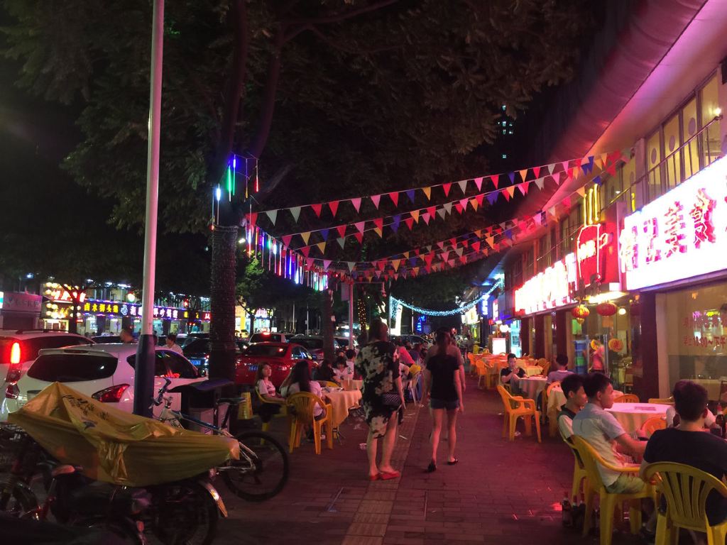 宝业路吃夜宵~这里感觉很像北京的簋街~整条路两边都是夜宵,各种吃的