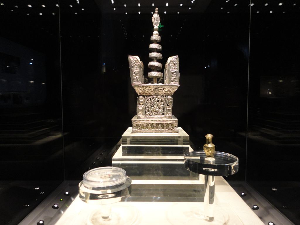 浙江省博物馆展出的雷峰塔地宫出土文物--阿育王银塔