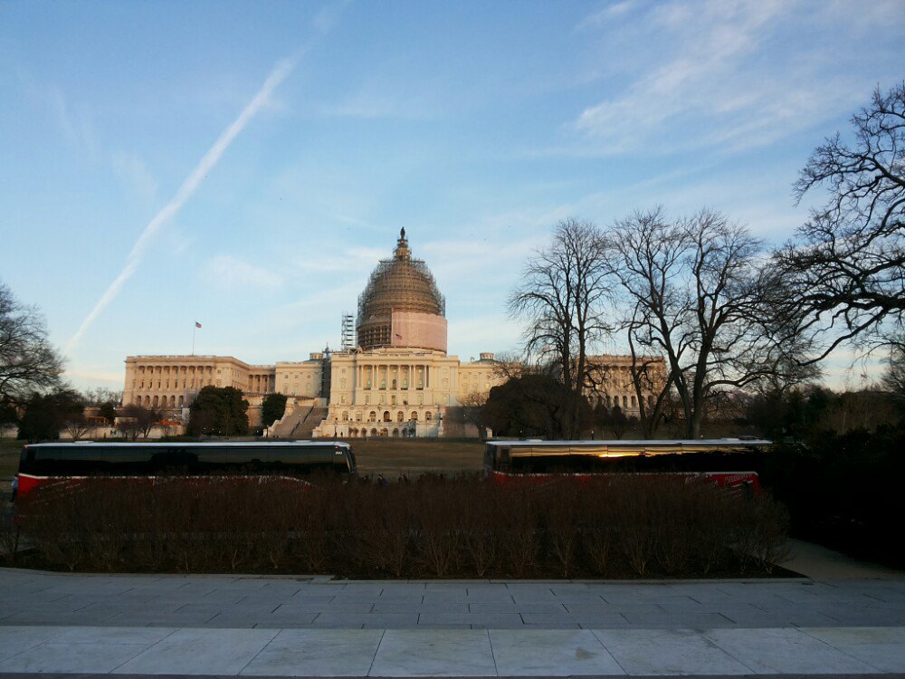 华盛顿dc国会大厦——北面参议院,南面众议院.