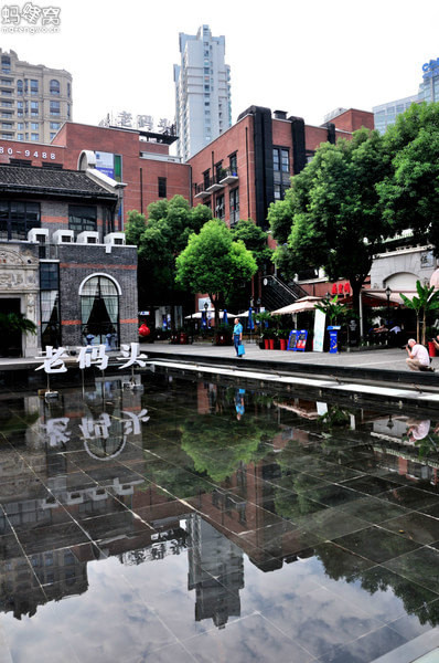 处于老码头休闲广场中央的"1号楼"是一幢典型石库门建筑,在外滩欧式