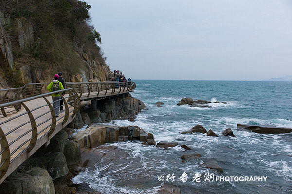 虽然是阴天,不过仍旧看得出,这里的景色是非常不错的,远眺大梅沙