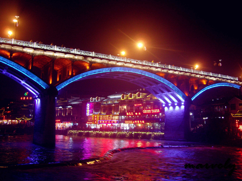 了凤凰的夜景,当我站在南华桥上看到夜下的凤凰的