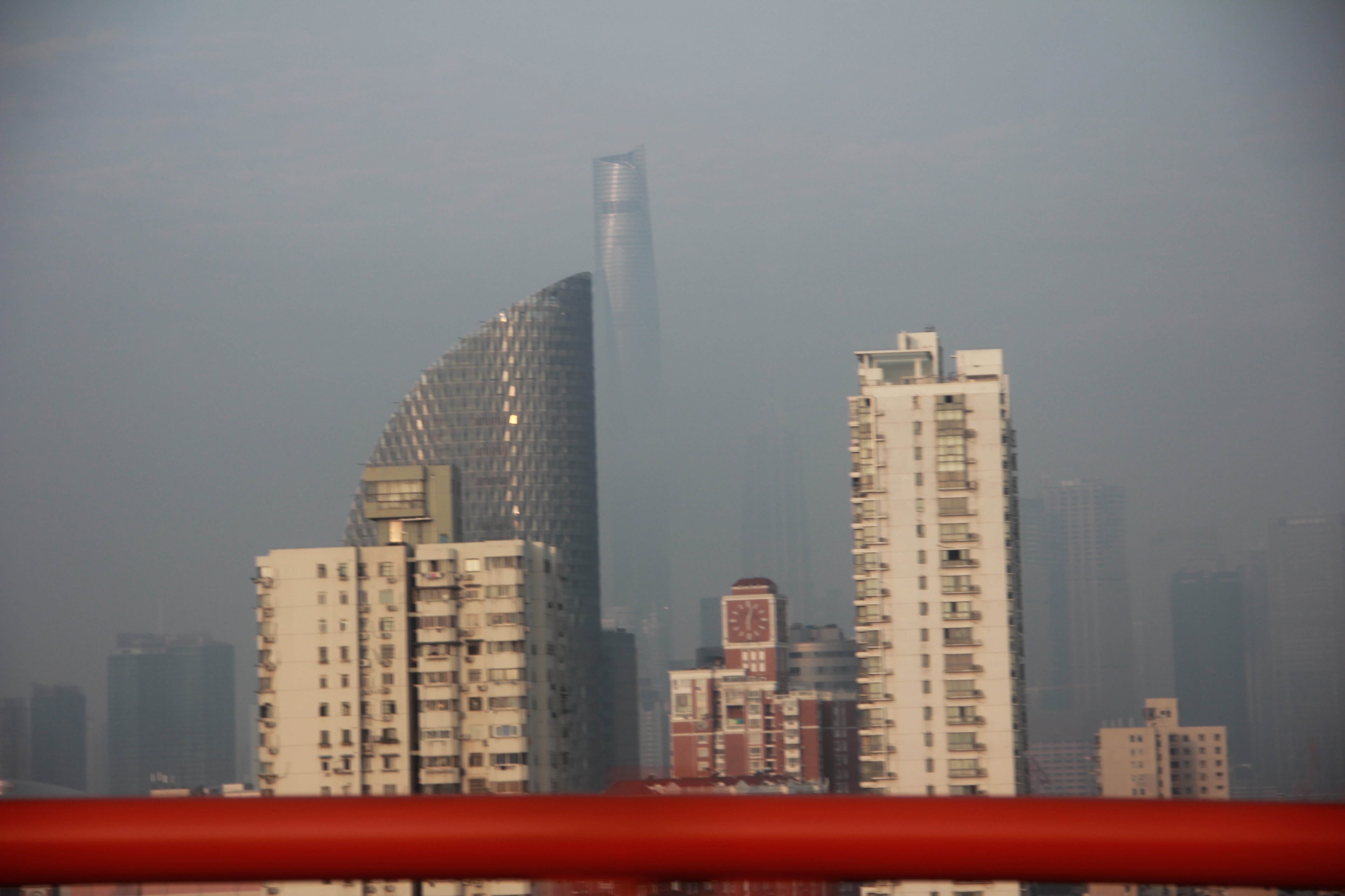 远处可以依稀看到上海中心隐藏在云雾之中,时间_6:08am,上海的早晨