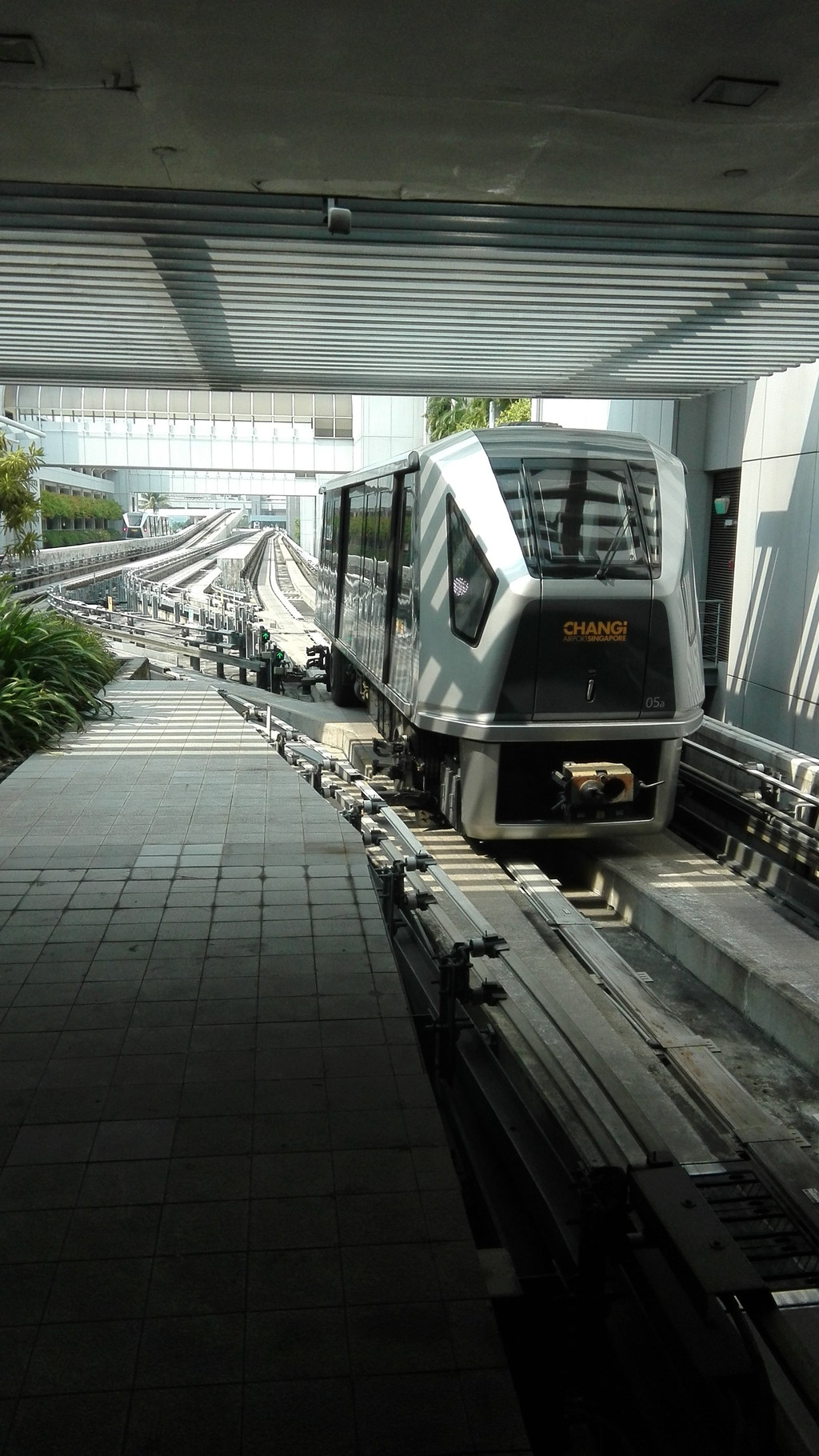 (这是连接3个航站楼的小轻轨列车叫skytrain,无人驾驶,免费的,基本10
