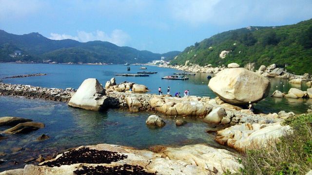 阴天,风景还可以,指示牌做得不足,从东澳码头围着岛走了一圈,三个多小时,路上没卖吃的,水必备。小沐浴露等用品得备全,岛上只有一包包的卖。住的渡假村,一个字,脏。天花发霉,虫一堆,有洁癖的建议不要住。海鲜价格差不多跟中山一样,加工费可以讲到11块,味道鲜。