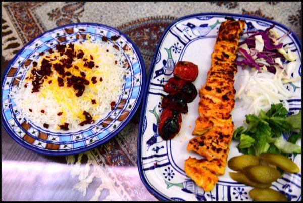 这是烤鸡肉 烤西红柿 酸黄瓜 洋葱 菜,实际上伊朗的米饭还是很好吃的