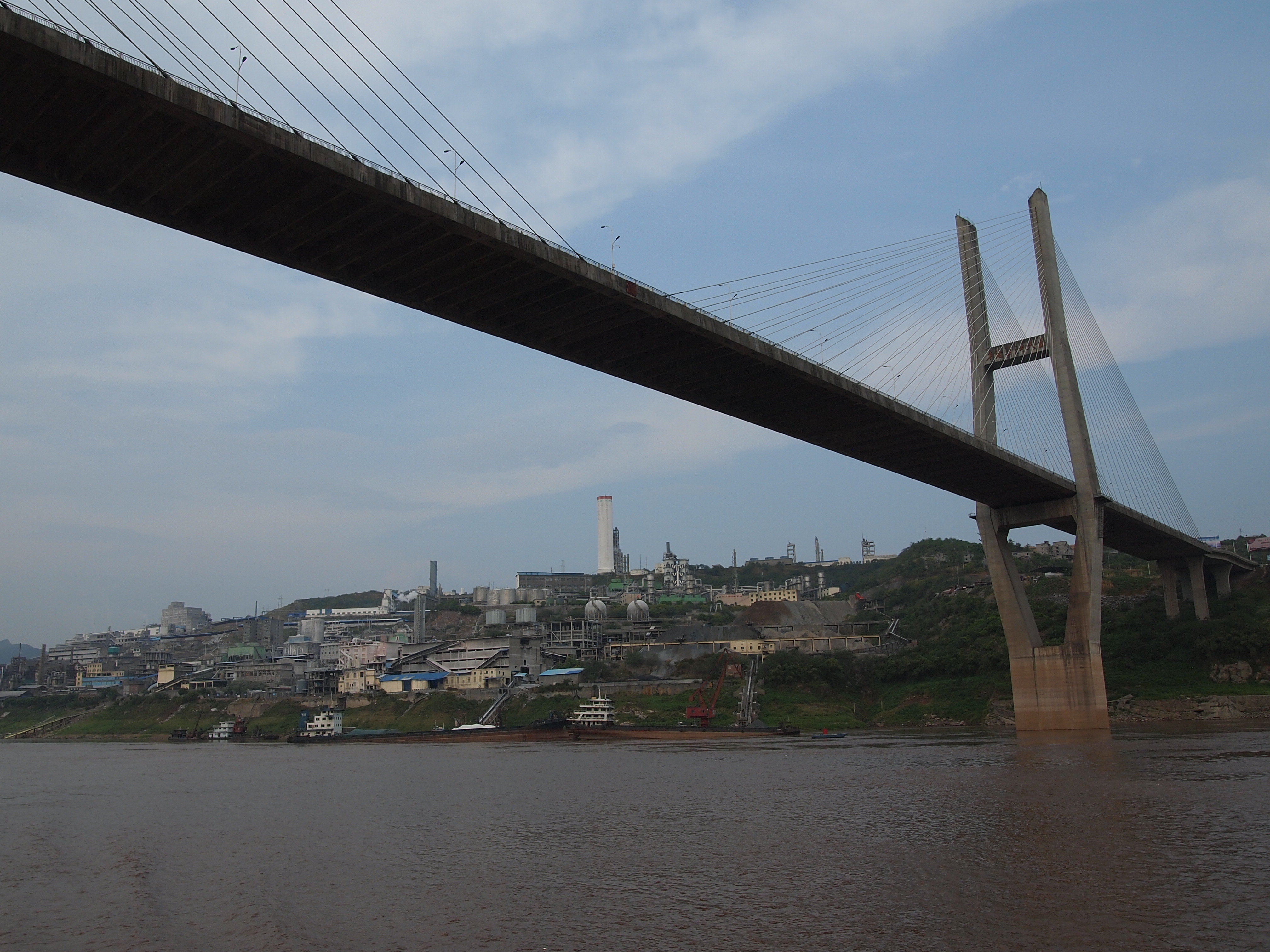 首先是横跨长江的石板沟长江大桥,大桥全长1307米,主桥全宽22米,主