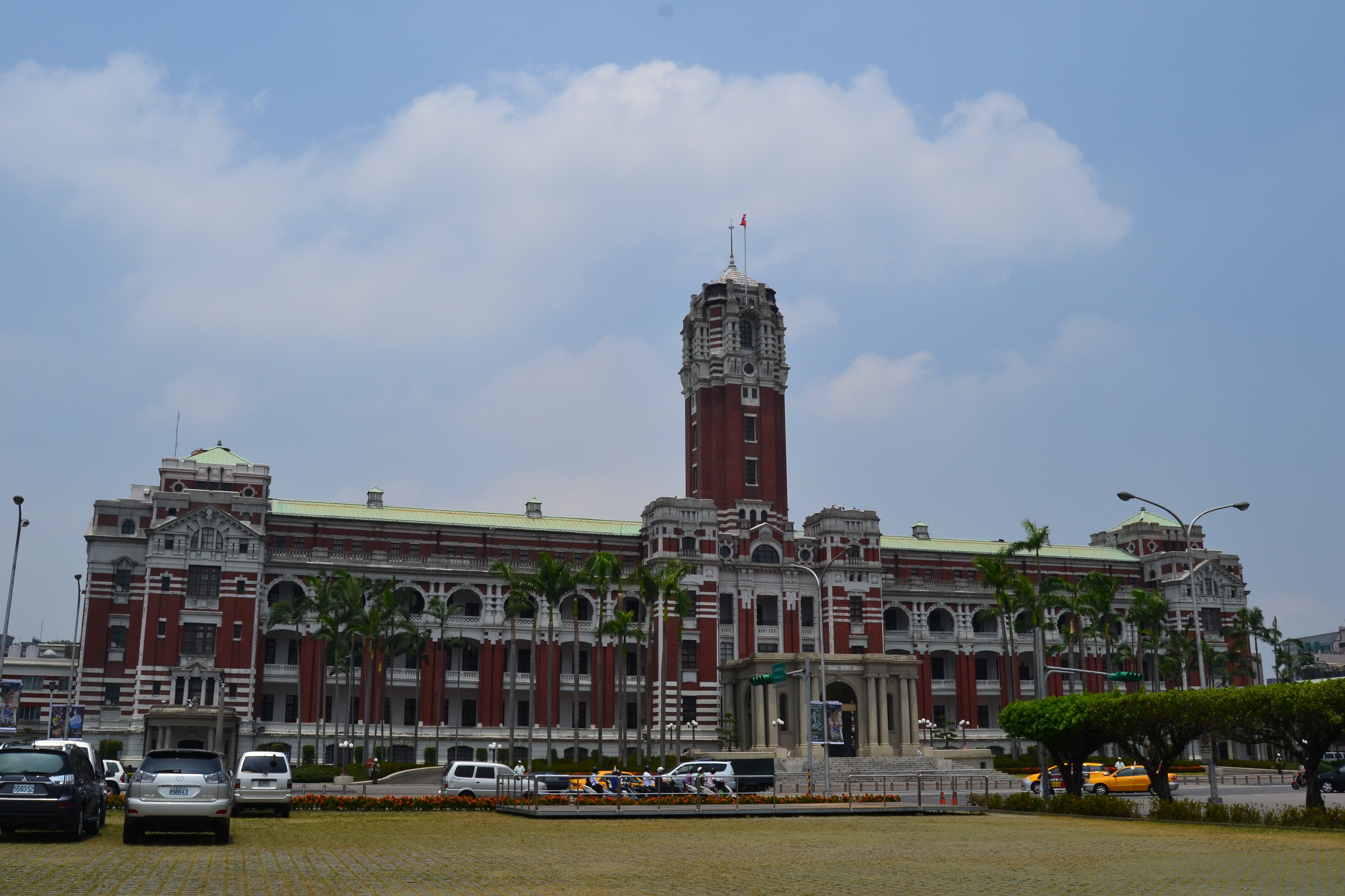政府大楼主要是介绍了台湾特别是台北的发展,还是可以看看的.