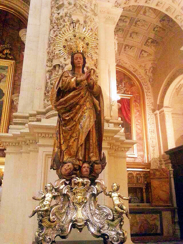 精美的圣母像 脚下踩着3个人头 感觉有点寒~~塞维利亚主教座堂10:45