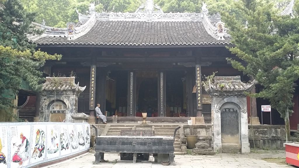 寺外,还有东岳殿,窦真殿,鲁班殿等建筑共同组成了云岩寺古建筑群.