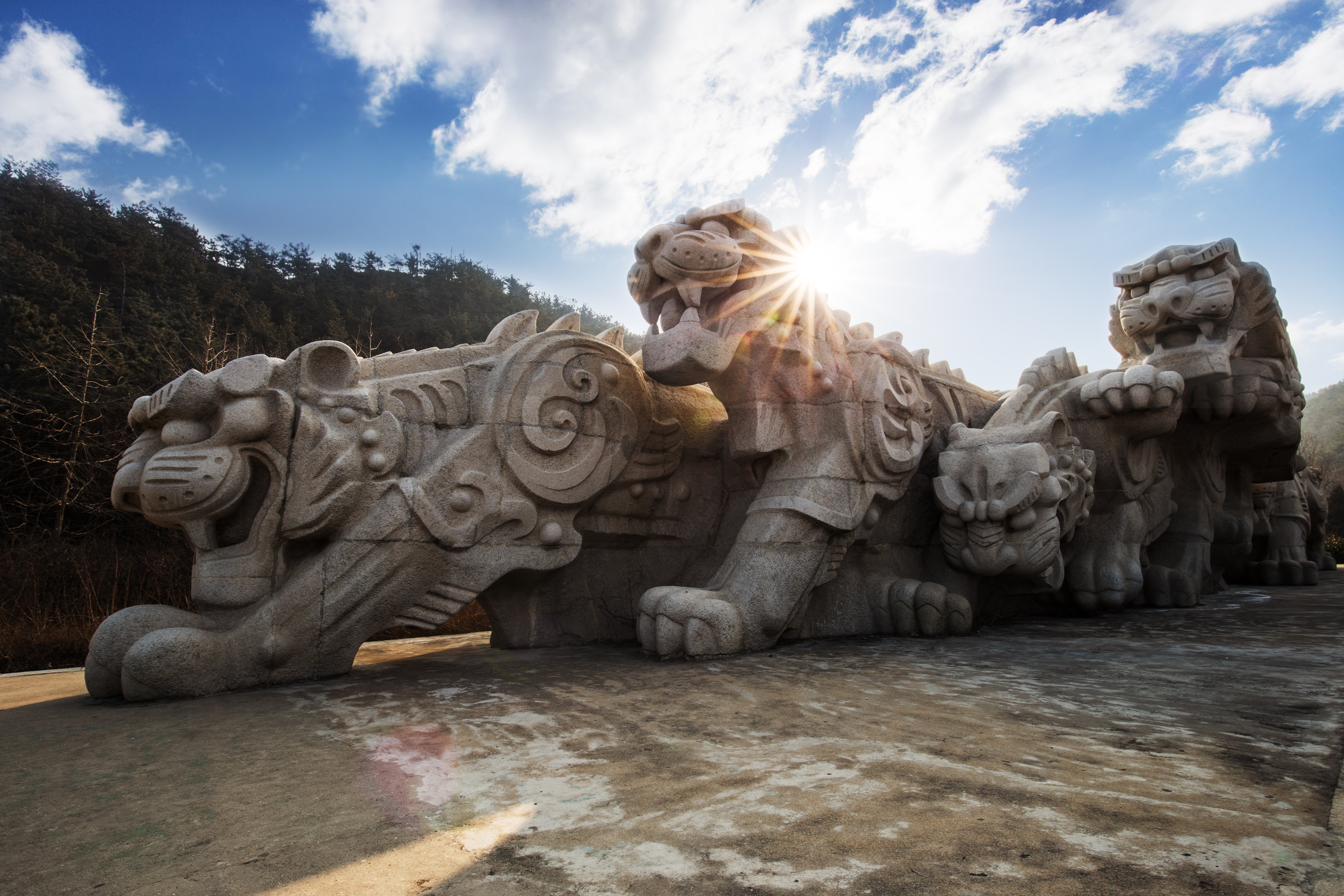 老虎滩标志性雕塑—【虎雕广场】群虎头向东方,迎风长啸,虎虎生威.