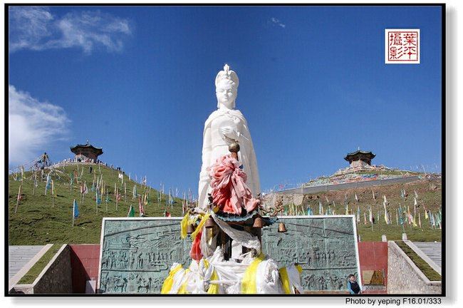 文成公主静静地矗立在日月山上.