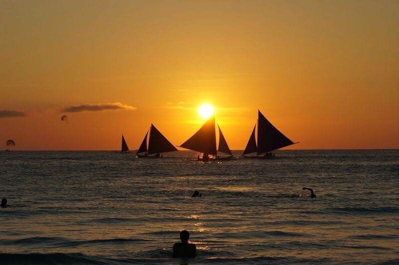 长滩最美的画面就是夕阳下奔跑的帆船