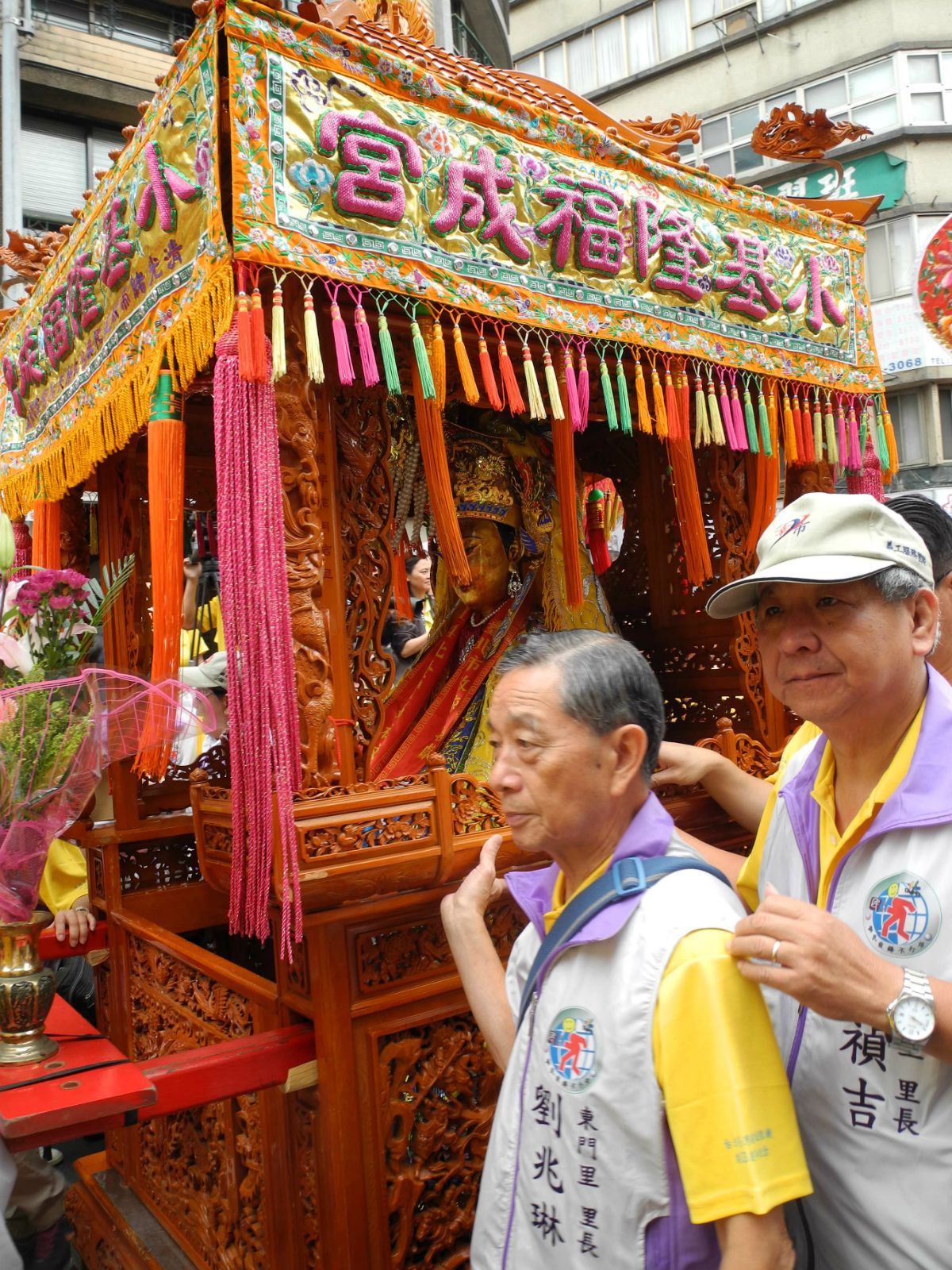 轿子里就是小基隆福成宫的妈祖神像,要绕行城区一周最后送回妈祖庙