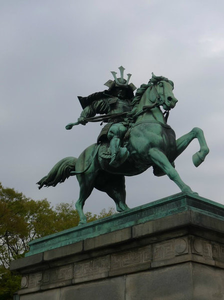 皇居外苑有一座骑马武士的青铜雕像,这是为了纪念日本中世纪保