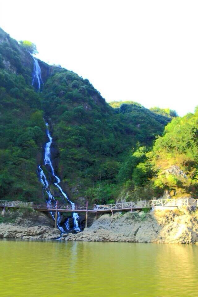 舞龙峡景区位于磐安县尖山镇楼下宅村,景区内汇集了潭,瀑,湖