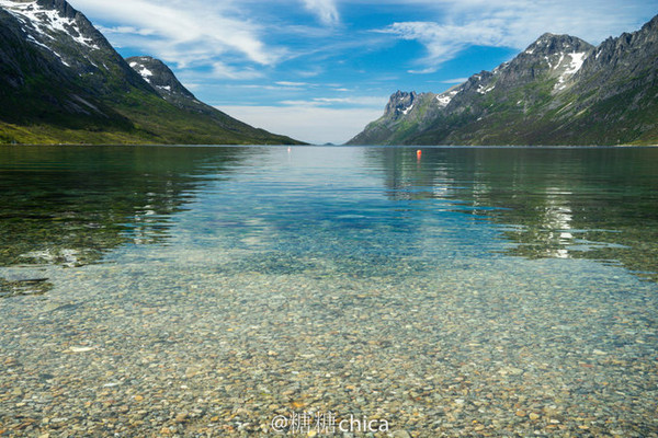罗弗敦群岛 (Lofoten)挪威北部、挪威海中的群岛。面积1425平方公里。南北延伸约111公里,同大陆相距1.6-80公里,中隔韦斯特湾。人口2.7万。岛间海峡流水湍急。因受北大西洋暖流影响,气候较温和。岛上多沼泽、山丘,最高峰1161米。四周海域盛产鳕鱼、鲱鱼,捕捞后多制成鱼干和熏鱼。广义的罗弗敦群岛包括西奥伦群岛。 罗弗敦群岛 是由上古的冰川雕琢而成的。Vestfjorden峡湾把它和挪威大陆隔离了开来,把它孤零零留在了辽阔的海上。尽管如此,从高处看,群岛像被一条似有似无的链子,永远连在一起。 罗