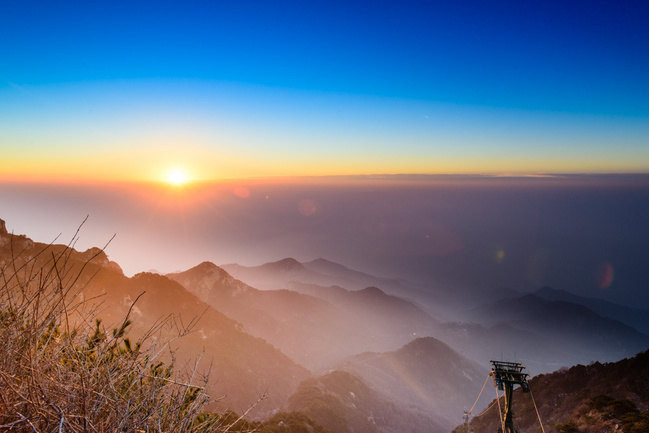 夜爬泰山很重要的原因也是为了体验站在五岳之尊上一览众山小的盛景