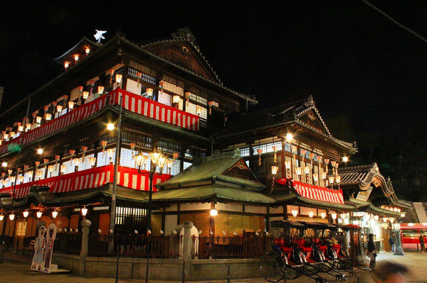 松山市,拥有日本三大古泉之称的"道后温泉本馆".