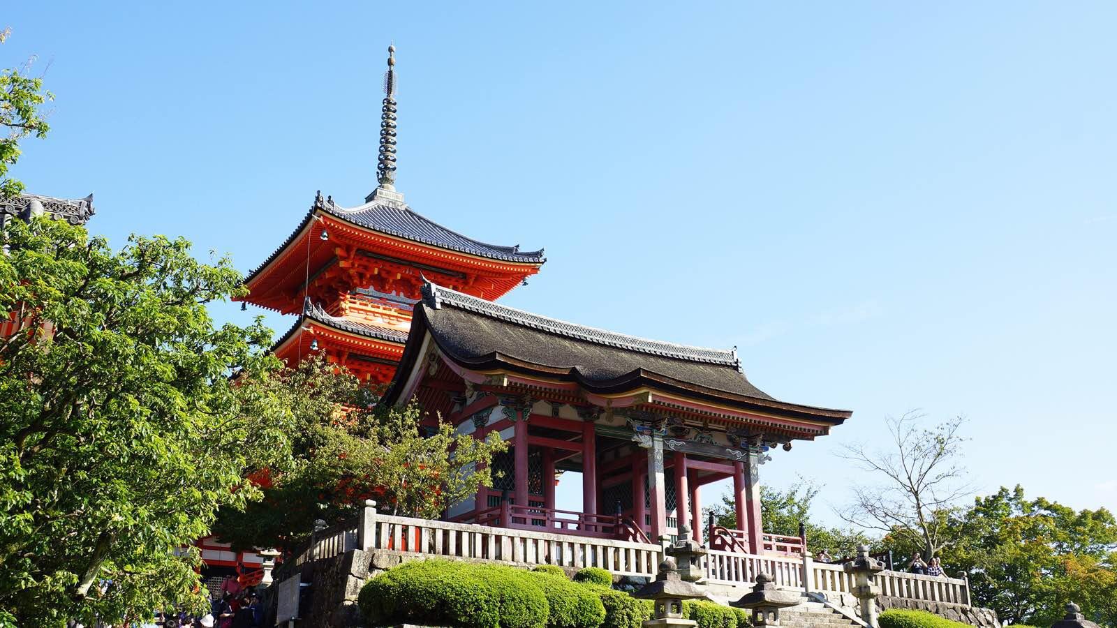 后面是三重塔 清水寺