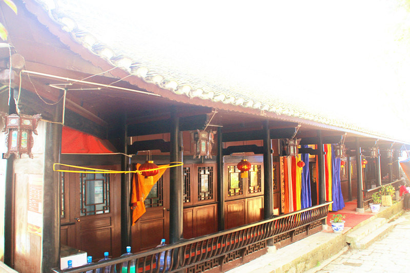 佛度人生虔行织金东山寺