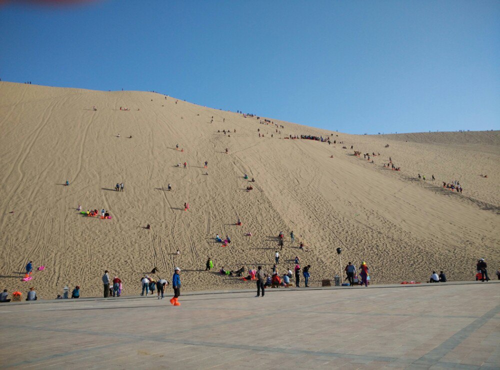 都是滑沙的 鸣沙山月牙泉