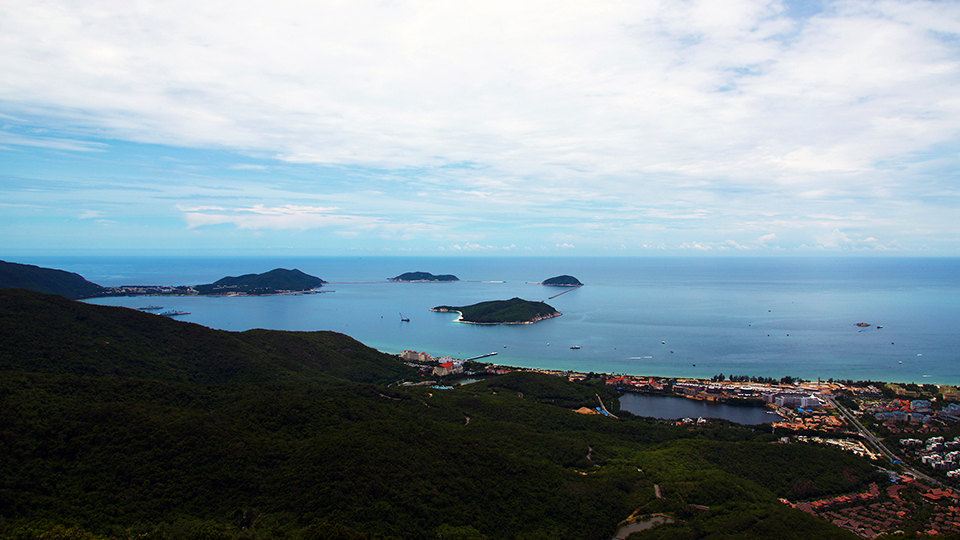 据说左边被几个小岛围住的部分就是中国海军的核潜艇基地