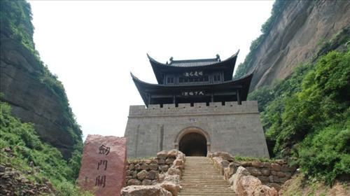 门山脉为龙门山支脉,其横亘于广元市元坝区和阁县北境,东南延伸