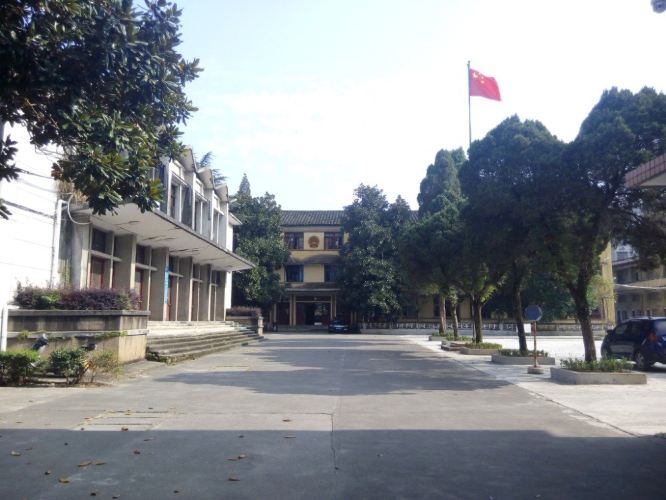 福建省南平地区光泽县政府办公楼和当地学校照片对比