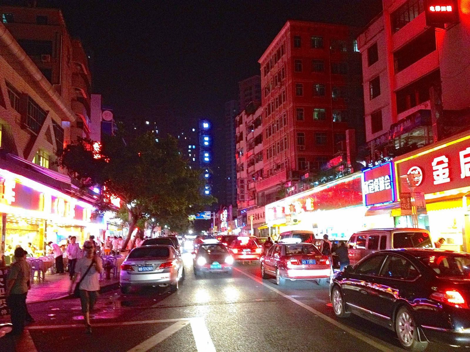 若果大家要吃海鲜的话,可以到罗湖区的乐园路(海鲜美食街).