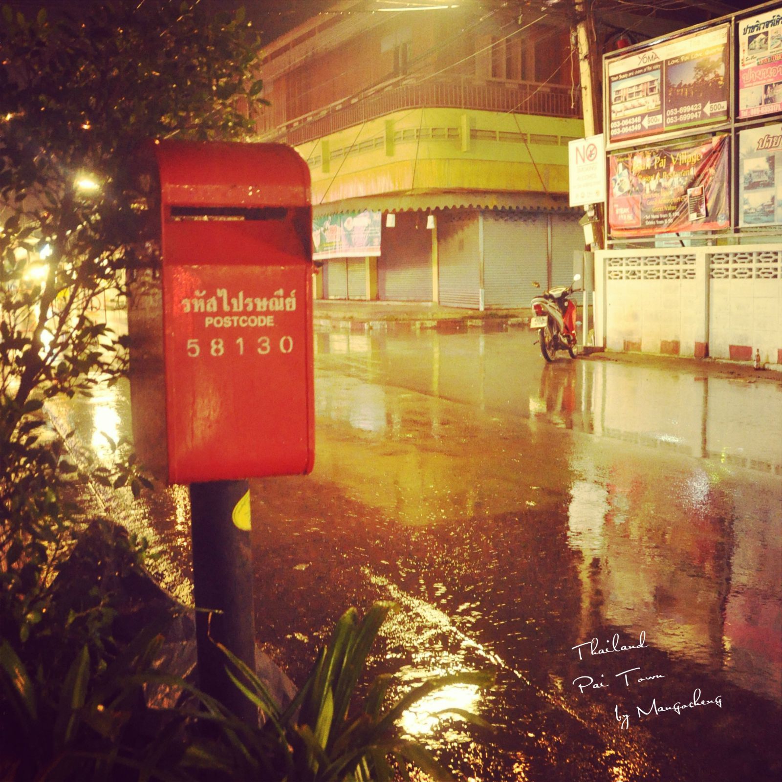 又开始下雨了 没带伞只好在屋檐下避雨 下雨的拜县又是不一样的感觉