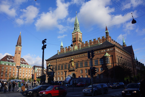 市政厅是广场上主要的建筑,建于1892-1905年,在 北欧四国首都的市政厅