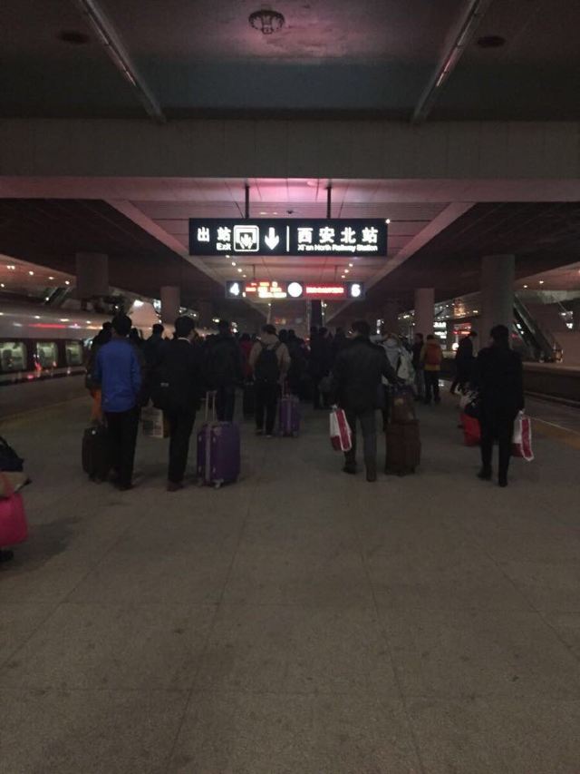 一路上车厢的乘客换了又换,晚上七点半终于到达终点站西安北站,我的