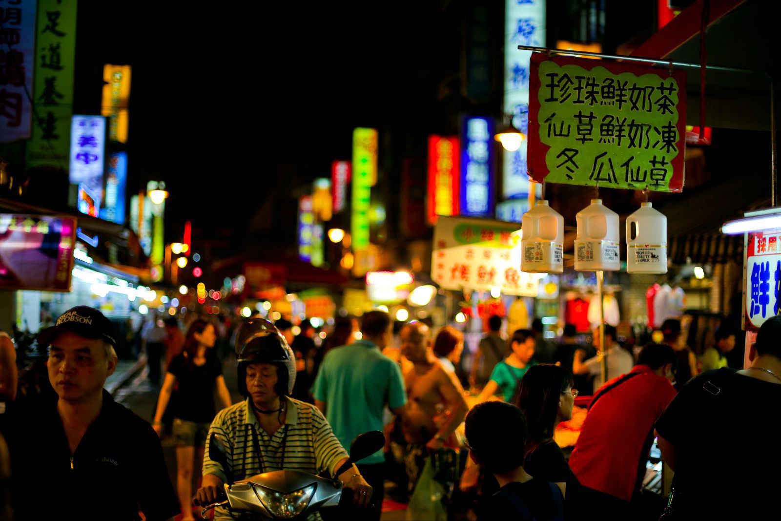 其实华西街夜市只是一个大的统称,还包括旁边广州街和桂林路的小店