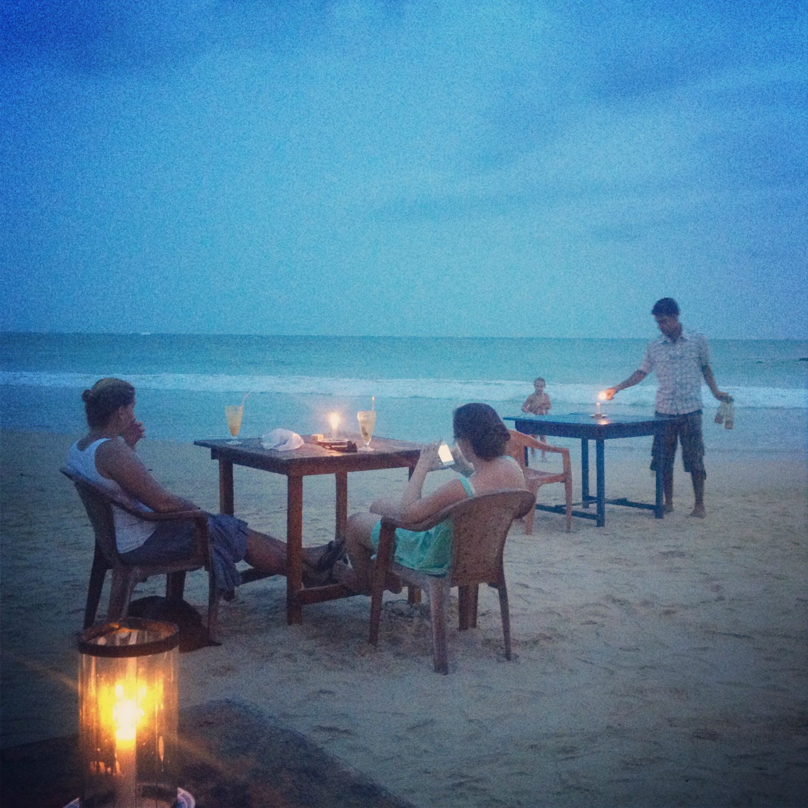 夜晚的烛光晚餐 美蕊沙海边冲浪