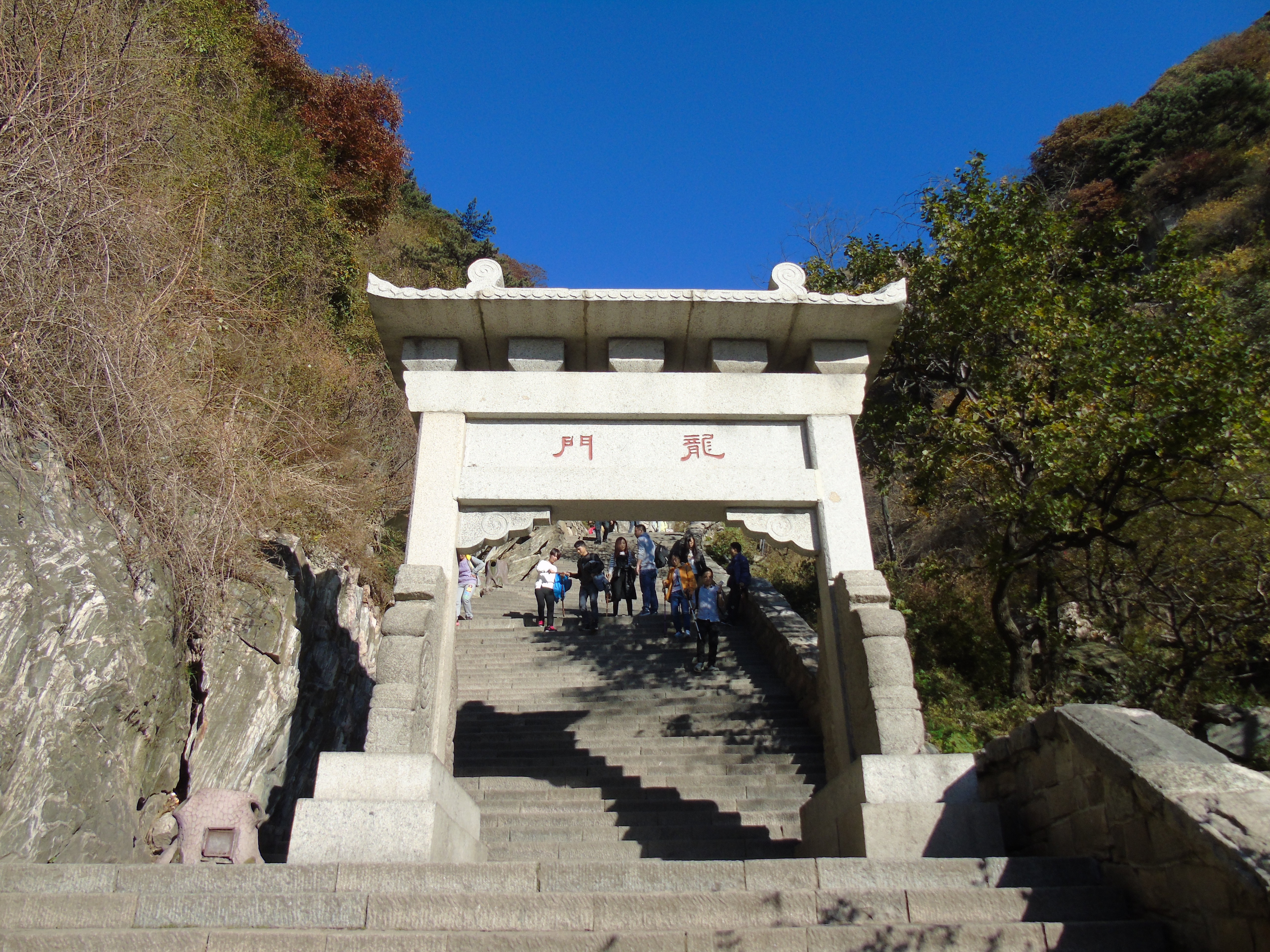 山上的必经之路,真是跳过龙门,才能过泰山,坊址东为大龙峪,雨季众水归