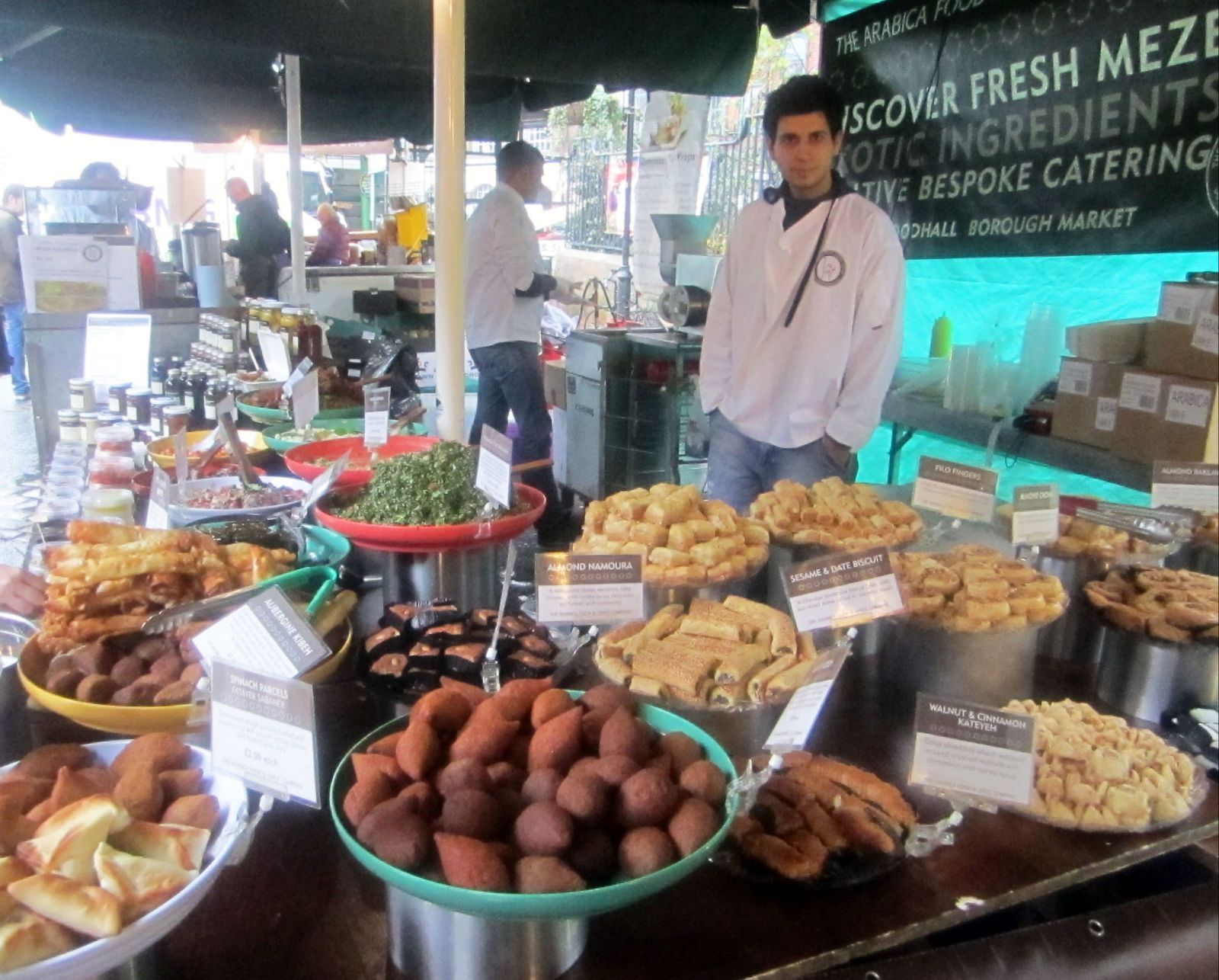 南亚族裔的小帅哥 borough market, london