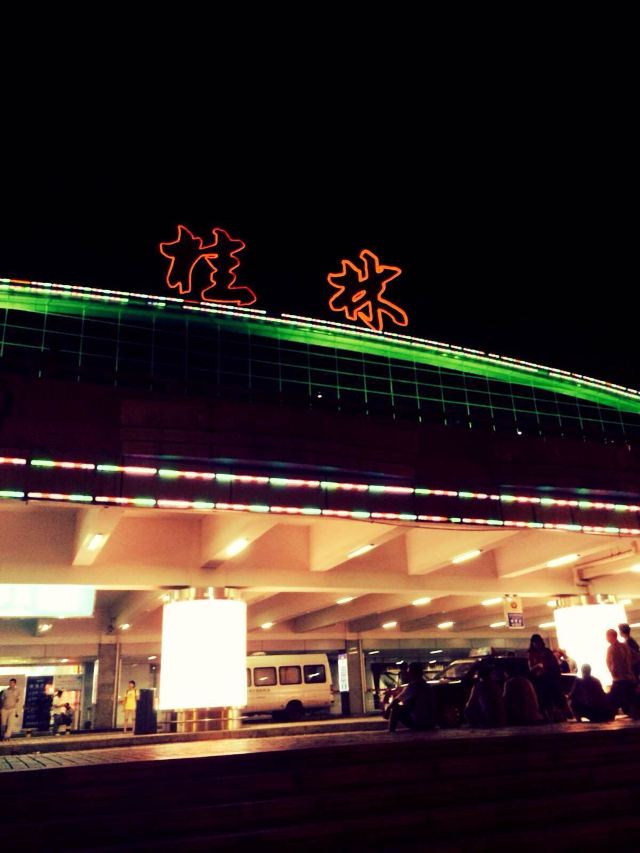 夜晚的桂林机场,温度依然不减38℃ 广西桂林机场