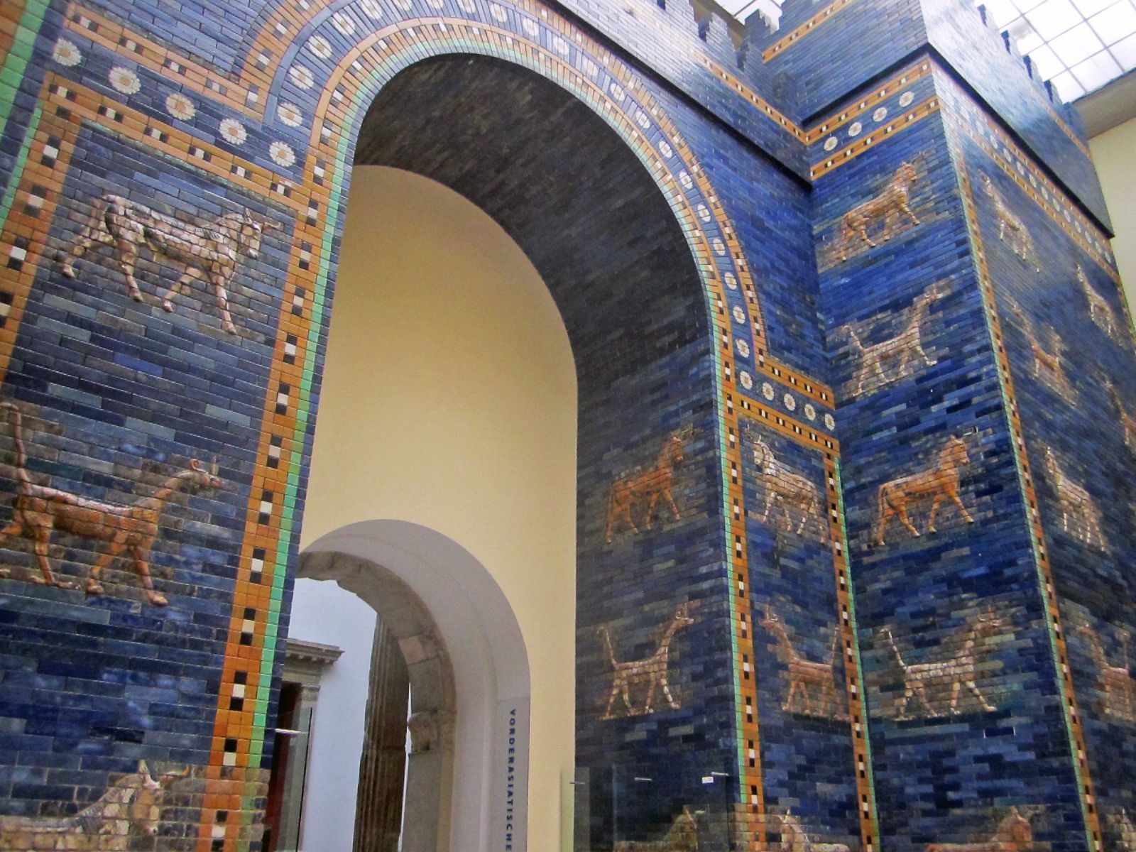 然后是伊什塔尔城门(ishtar gate,原先是古巴比伦内城的城门,巨大无