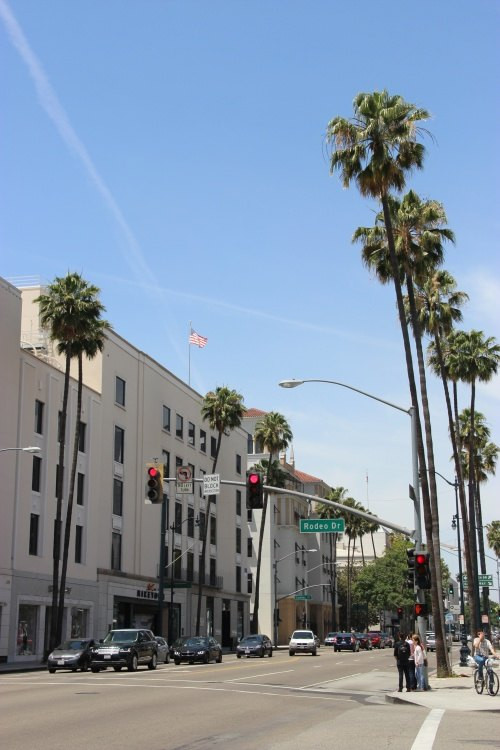 罗迪欧大道(rodeo drive)是一条主要位于洛杉矶比佛利山庄(beverly