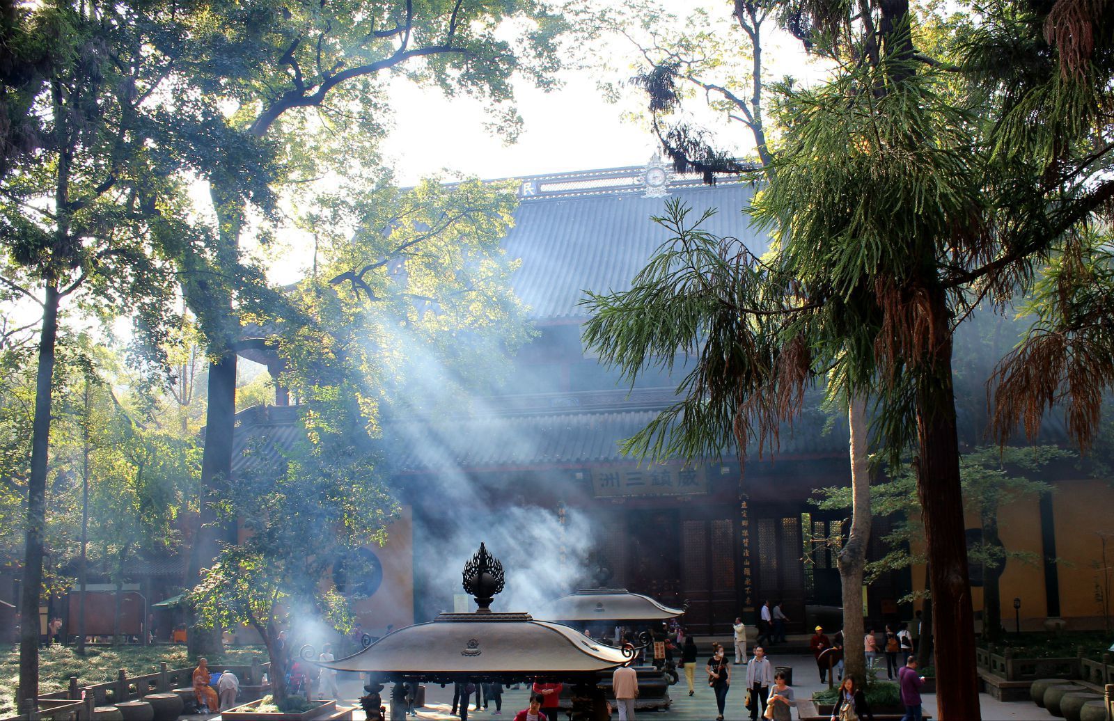 结果被告知几乎不会有这样的景象,果断选择去灵隐寺,结果选择非常正确