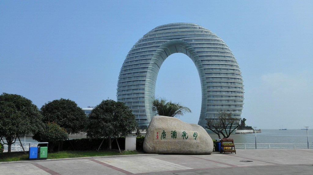 号称月亮酒店,我看不怎么象月亮,倒象一个大拱门,架在美丽太湖上.