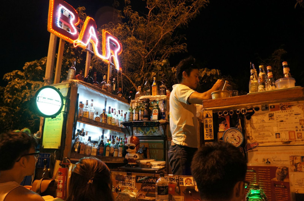              一辆车上的流动酒吧