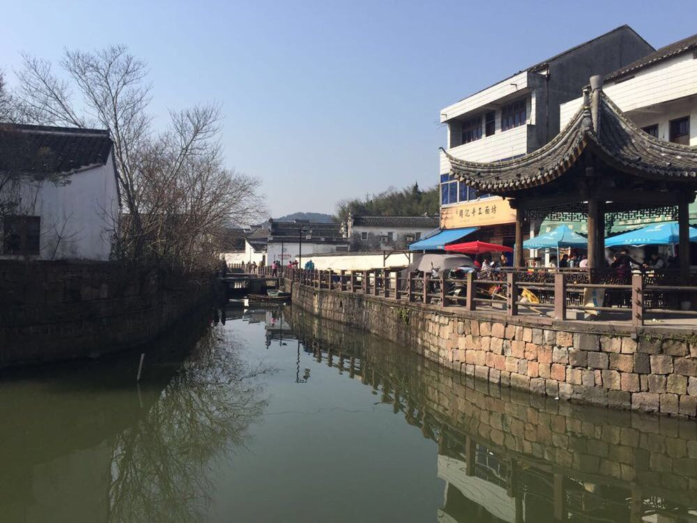 9号(第一天) 上午6点半出发 上海至鸣鹤古镇 车程2小 时 9点到鸣鹤古镇 游玩3小时十用餐1小时 最好下午1点返程去杭州湾温 泉世 界 车程1小时 下午14点到温泉世界 泡 到17点 共3小时 之后回 酒店 车程 小时办理 入住手续,一间需加床, 200元。 休息会找家餐厅用晚餐。 10号(第二天)睡到自然醒,用早 餐,约九点出发,去方家河头千年古村落 车程约一小时 游玩2小时找个地方用午餐。之后附近逛逛回酒店在酒店用餐。 11号(第三天) 8点出发前住绍兴
