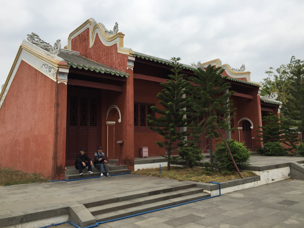 崖城学宫,又称崖城孔庙,位于三亚市崖州区牌坊街,为古代崖州最高学府