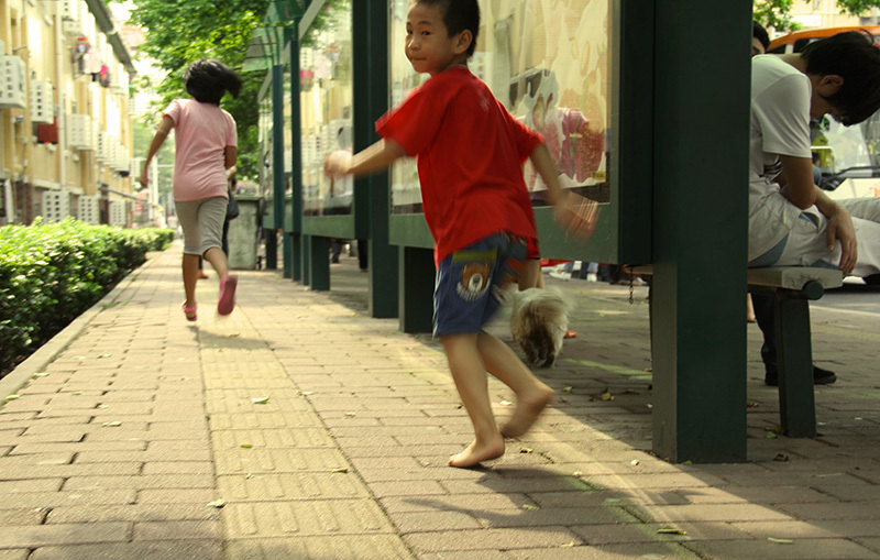 公交站旁边看见孩子在光着脚打闹,在深圳是很难看见的.